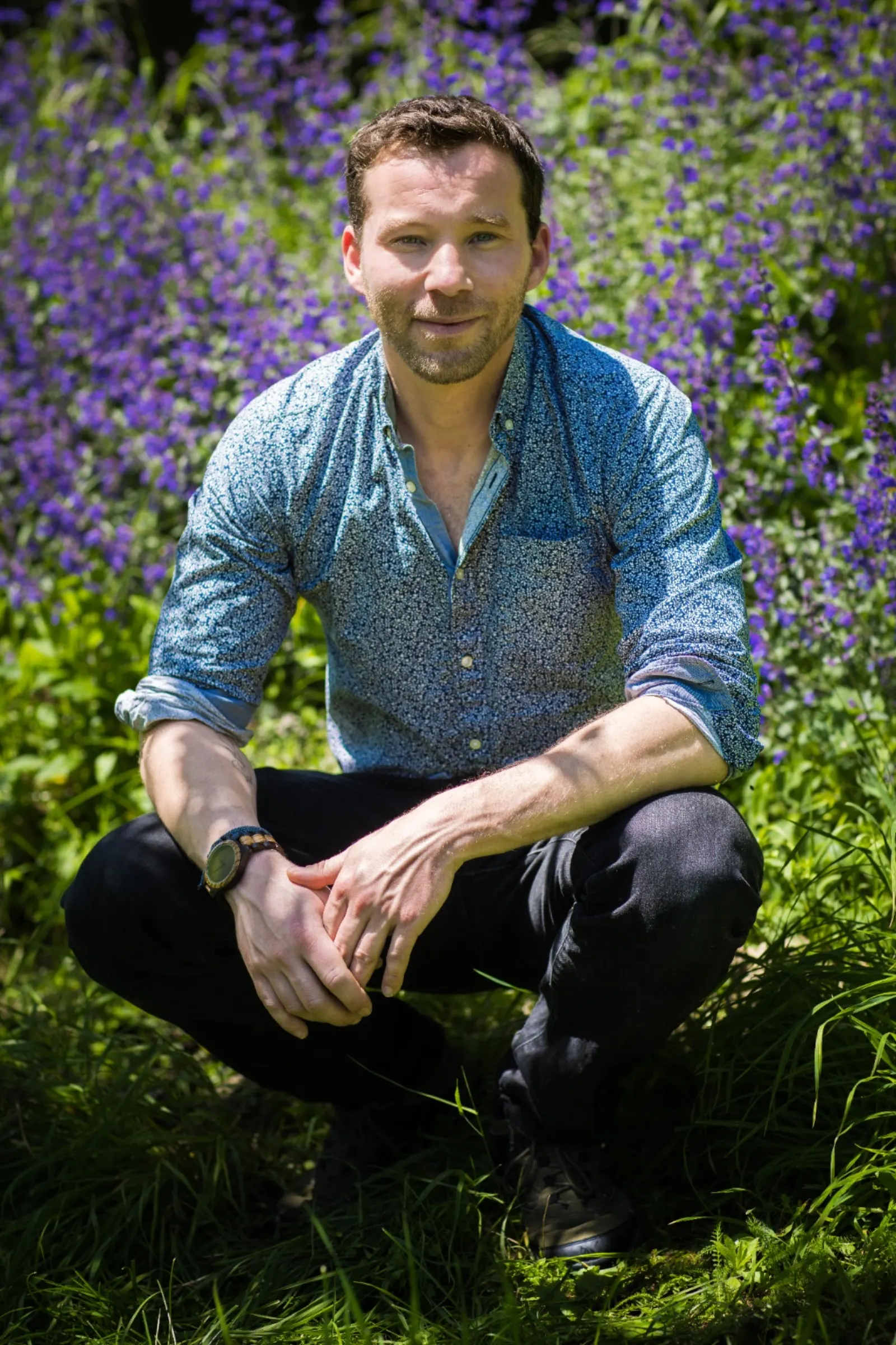 Étienne dans un champ de fleurs — au milieu des plantes qui composent nos liqueurs
