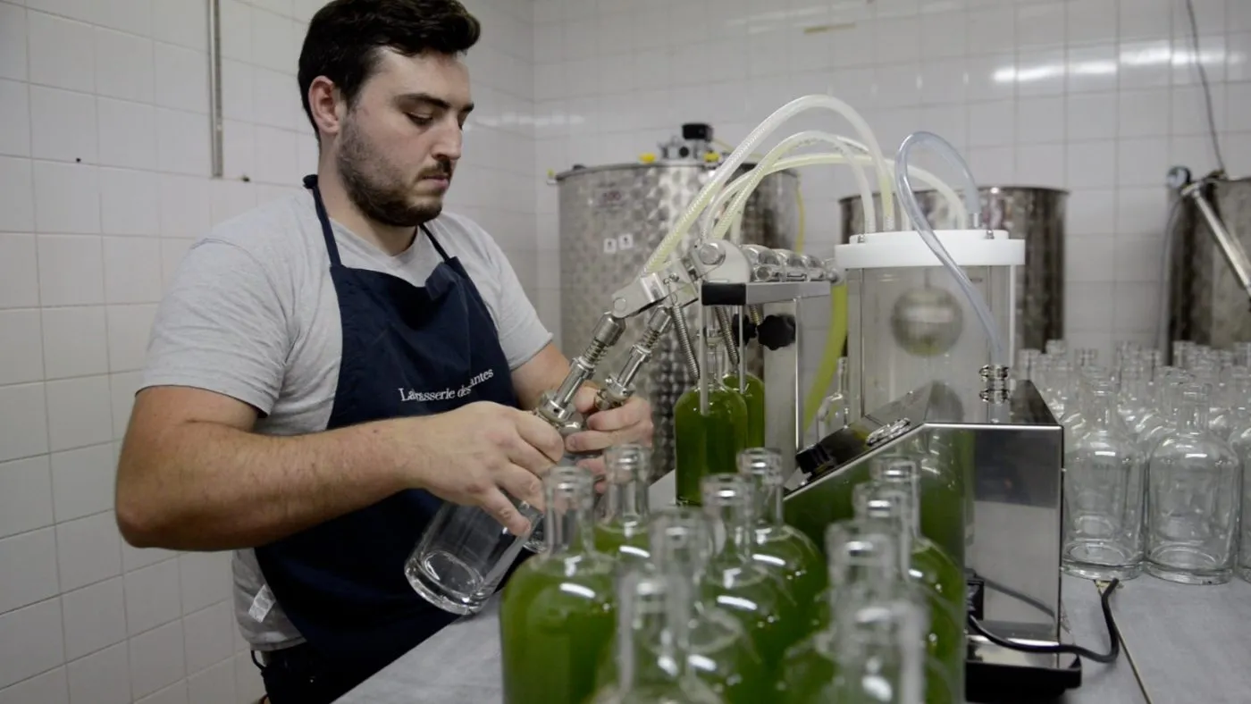 Bastien à l'embouteillage dans notre atelier de Saint-Didier-en-Velay