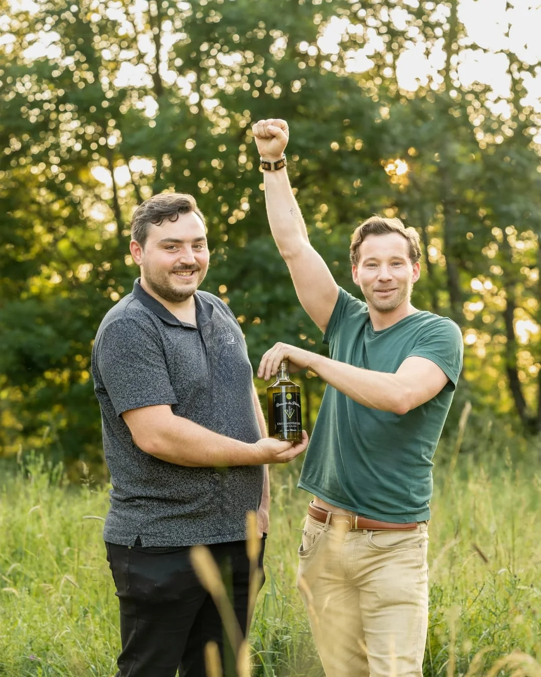 Étienne et Guillaume célébrant une bouteille de la Brasserie des Plantes, dans les prés de Haute-Loire