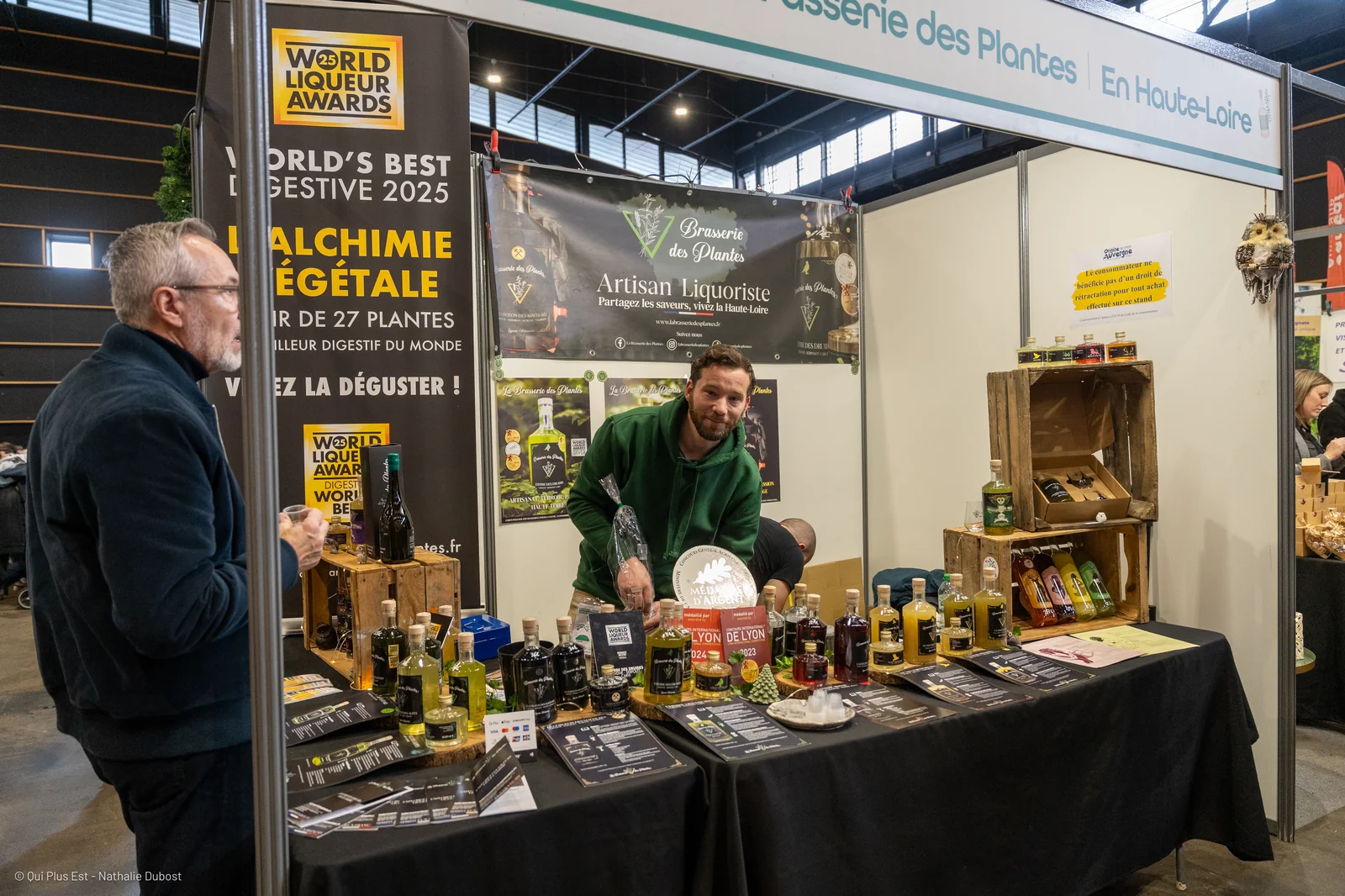 Guillaume en salon Origine Auvergne — stand La Brasserie des Plantes, dégustation avec un visiteur