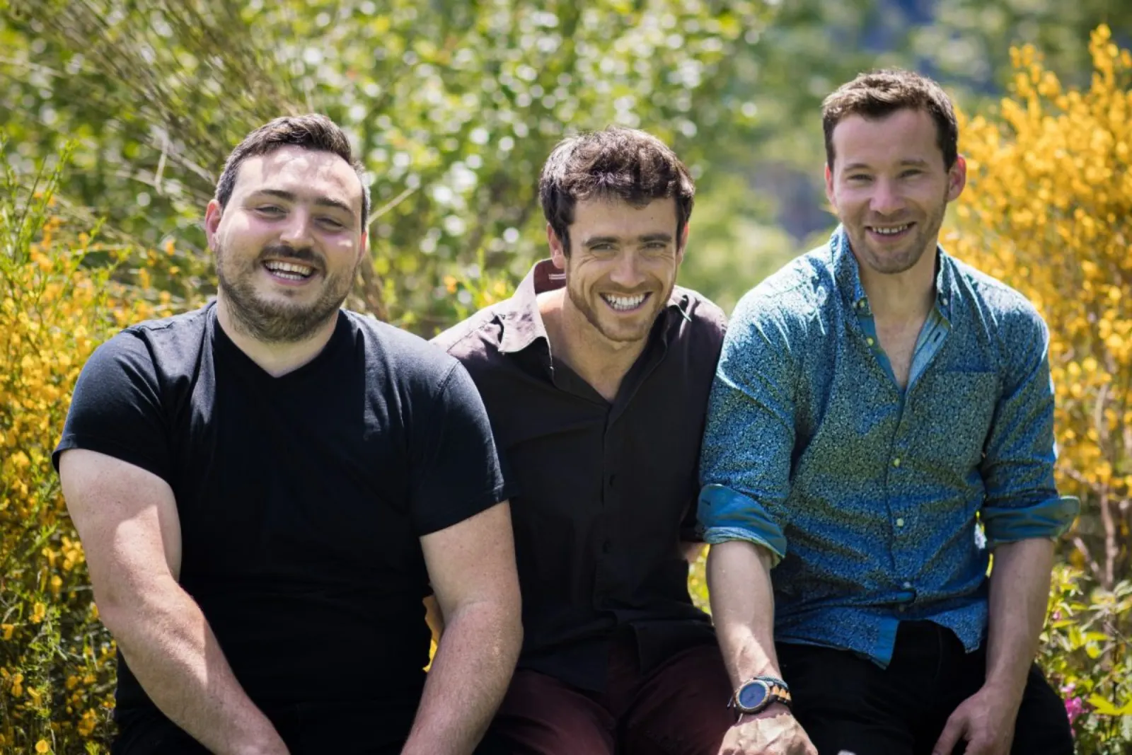 Étienne, Guillaume et Bastien — fondateurs de la Brasserie des Plantes, devant leur atelier en Haute-Loire